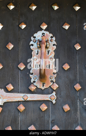 Porta respingente sul principale porta al Castello di Craigievar, Aberdeenshire, Scozia Foto Stock