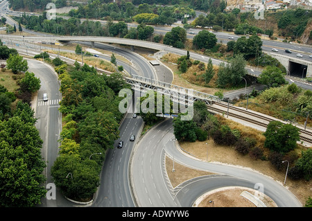 Strada complicata e importante nodo ferroviario a nord di Lisbona, Portogallo. Presi dall'acquedotto - Aqueduto das Aguas Livres. Foto Stock