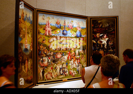 Museo del Prado Museum turisti ammirare il giardino delle delizie da Hieronymus Bosch Spagna Foto Stock