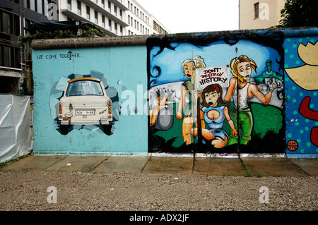 Berlin graffiti sui resti del muro di Berlino alla Postdammer Platz Foto Stock