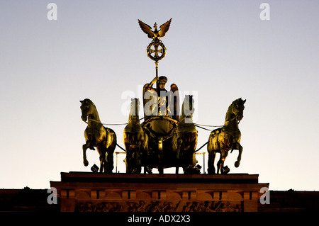 Berlino la scultura della vittoria in lei il carro trainato da quattro cavalli sulla sommità del Brandenburger Tor Foto Stock