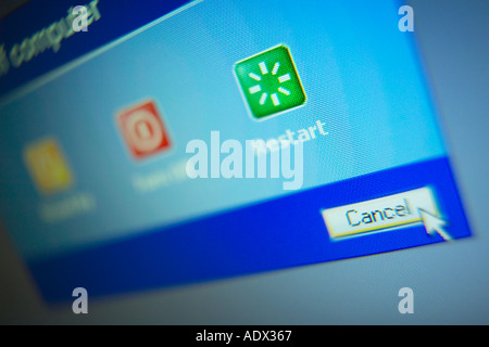 COMPUTER CON SISTEMA OPERATIVO WINDOWS XP RIAVVIARE SPEGNERE Icona Annulla Foto Stock