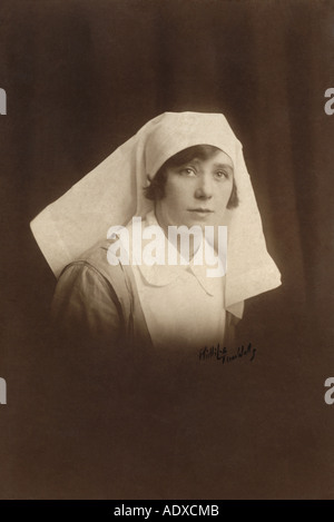 Ritratto originale studio fotografia di un'infermiera graziosa dell'era WW1, Tunbridge Wells, Kent, Inghilterra, Regno Unito Circa 1917 / 1918 Foto Stock