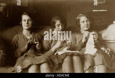 Il cerchio di maglieria & crocheting delle donne nel tardo 1920's o all'inizio degli anni '30, passatempi, mestiere, club di artigianato insieme, Regno Unito Foto Stock