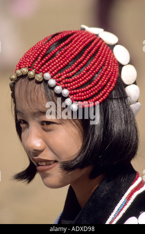 Ritratto di un giovane Kachin donna tribale a Manao (festival) nel Nord della Birmania/Myanmar, indossando il tradizionale costume & gioielli, Foto Stock