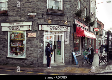 Corner shop giornalai a Bala Gwynedd North Wales UK Foto Stock