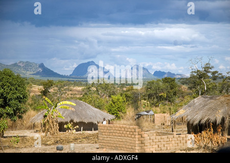 Piccolo villaggio africano nelle zone rurali del Mozambico Foto Stock