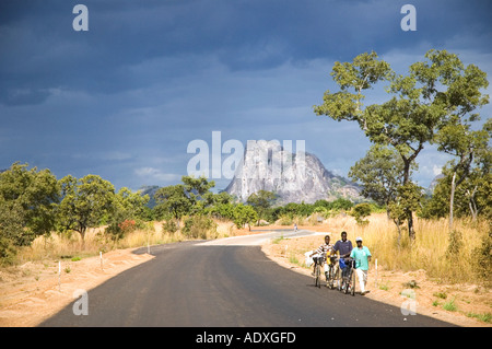 La Tarmac strada asfaltata nel Mozambico settentrionale Foto Stock