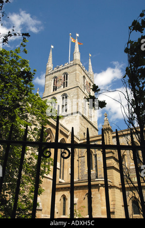 Cattedrale di Southwark anglicane vicino al Mercato di Borough nel Central London Inghilterra England Foto Stock