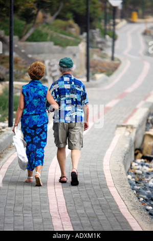 Coppia senior camminare insieme lungo il sentiero Foto Stock