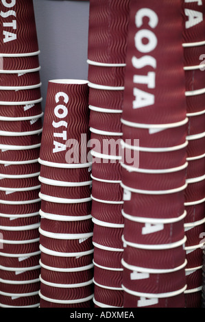 Carta bicchieri di bevande in un Costa Coffee shop UK Foto Stock