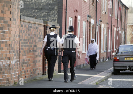 La polizia pattuglia le strade di Tipton nel West Midlands, Regno Unito Foto Stock