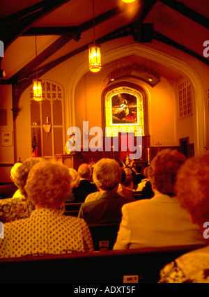 Il Ministro predica sermone per un servizio funebre in chiesa congregazione. St James Minnesota USA Foto Stock