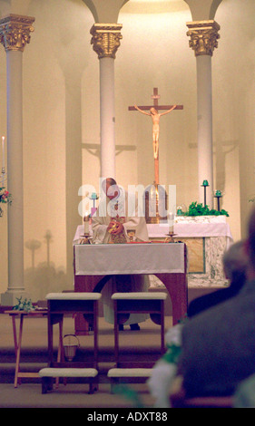 Sacerdote cattolico la preparazione di doni dell Eucaristia in occasione di una cerimonia nuziale. St Paul Minnesota USA Foto Stock