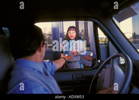 Donna messicana, casello attendant, pedaggio, attendant, pedaggio introduttore, autostrada, autopista, periferia di Città del Messico, del Distretto Federale, Messico Foto Stock