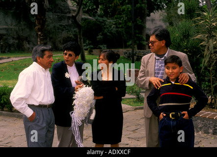 Popolo messicano, i membri della famiglia, amici, ospiti di nozze, il cortile di San Jacinto chiesa San Angelo, Città del Messico, del distretto federale, Messico Foto Stock