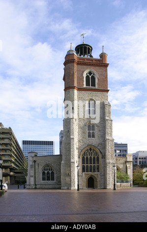 St Saint Giles Cripplegate chiesa presso il Barbican Arts Centre di Londra Inghilterra Foto Stock