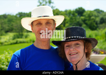 ILLINOIS Libertyville Coppia matura con abbinamento di blue T shirt all'aperto estate indossare cappelli di paglia e di testa shoudlers Foto Stock