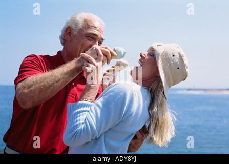 Paio mangiare coni gelato Foto Stock