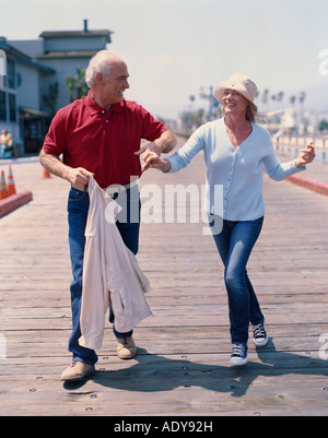 Coppie sul molo Foto Stock