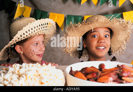 Celebrazioni mi pinhao dado di sementi le sementi di popcorn wicker hat cappelli giugno festa bandiera festeggiamenti festa junina festas juninas poco youn Foto Stock