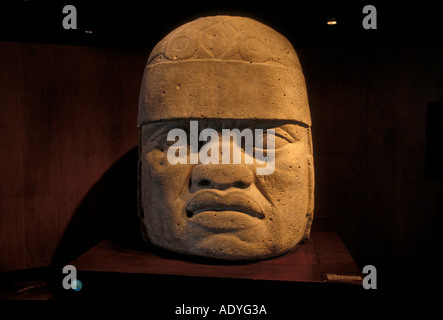 Olmec colossale testa di scultura, scultura olmeca, scultura in pietra, artefatto, Museo Nazionale di Antropologia e il parco Chapultepec, Città del Messico, Messico Foto Stock