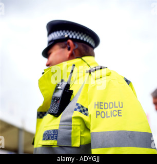 Poliziotto dalla Dyfed Powys forza di polizia indossando ay giallo fluorescente giacca con lingua gallese testo HEDDLU Carmarthenshire Wales UK KATHY DEWITT Foto Stock