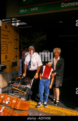 Messicani, popolo messicano, passeggeri, bagaglio, gestore dell'Aeroporto Internazionale di Benito Juarez, Città del Messico, del Distretto Federale, Messico Foto Stock