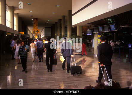 Messicani, popolo messicano, i viaggiatori che viaggiano, livello partenze, Benito Juarez Aeroporto Internazionale di Città del Messico, del Distretto Federale, Messico Foto Stock