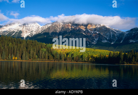 Lago Piramide und montagna piramidale in den montagne rocciose im Herbst Jasper NP Alberta Canada Foto Stock