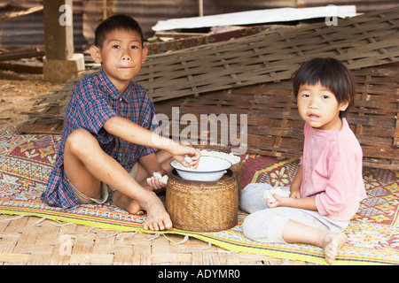 Due bambini di mangiare la prima colazione Foto Stock