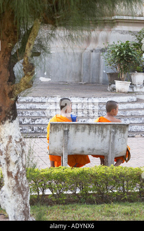 I monaci seduto accanto al Patuxai Foto Stock