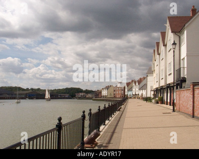 Moderni appartamenti e case West Quay a lato del fiume Colne a Mogliano Veneto NE Essex vicino a Colchester Foto Stock