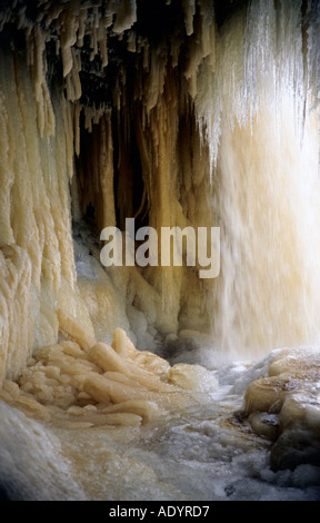 Close-up di grotta ghiacciata sotto la cascata Jagala Estonia Foto Stock