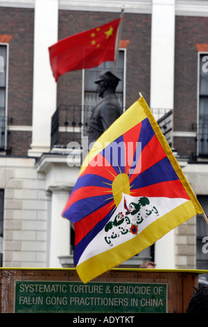 Tibetane e cinesi bandiere che sventolano fianco a fianco al di fuori dell'Ambasciata cinese a Londra Foto Stock