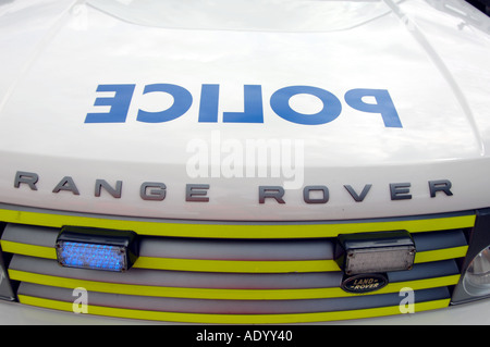 Segno di polizia sul Range Rover Auto cofano, indietro per lo specchio di riflessione. Luce blu lampeggiante luci nel grill Foto Stock