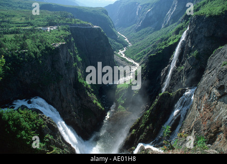 Norvegia fiordo con cascata Foto Stock