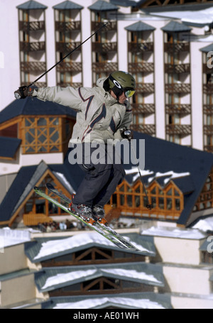 Freestyler nello snowpark di Val Thorens ski resort, Francia, Alpi Foto Stock