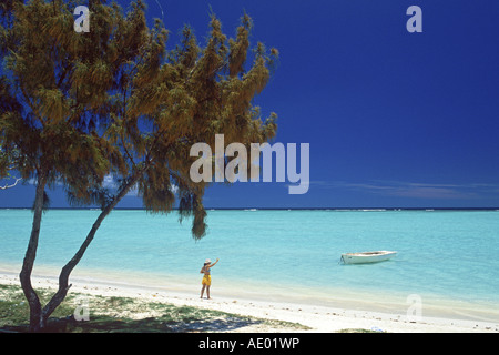 Spiaggia di sabbia con la giovane donna e barca, Mauritius, Rodrigues Foto Stock