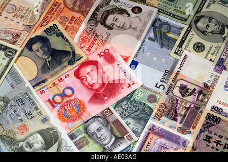 Selezione di moneta internazionale banconote compresi Regno Unito Cina Giappone Polonia India Euro dollaro USA COREA Foto Stock