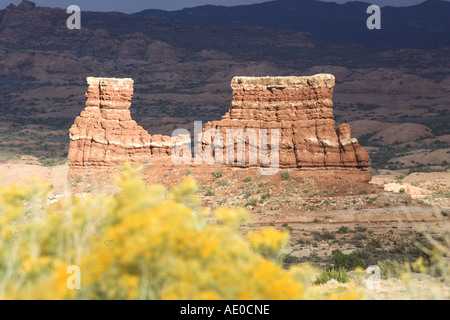 Entrada roccia arenaria pietra nuvole scure ultimo sole rosso marrone giallo Arches National Park nello Utah Stati Uniti d'America Foto Stock