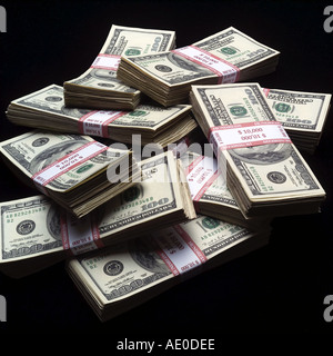 Pile di banconote da cento dollari Foto Stock