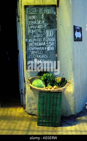 Verdure coltivate localmente in vendita sul display in un angolo di Valparaiso shop, Cile, Sud America Foto Stock