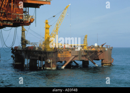 DSV (Diving nave di sostegno) "Uncle John', a fianco della Hutton olio piattaforma di produzione, del Mare del Nord. Foto Stock