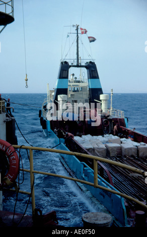 Alimentazione danese barca "Gestore aersk' lo scarico di acqua fresca per un semi-sommergibile rig, del Mare del Nord. Foto Stock