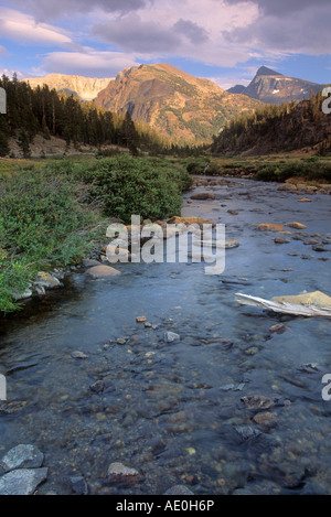 Stream sottostante Lago di borsette nella Foresta Nazionale di Inyo, Sierra Nevada, in California, Stati Uniti d'America Foto Stock