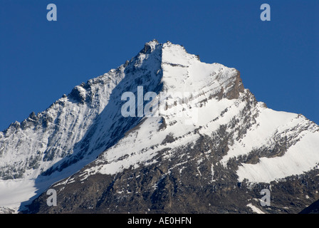 Picco di Mont Grivola, Valle d'Aosta, Alpi Italiane, vista da nord. picco di montagna top pinnacle forza potenza awe apex Foto Stock