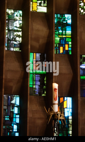 Le finestre di vetro macchiate all'interno di Coventry Cathedral progettato dall'artista John Piper COVENTRY Warwickshire, Regno Unito Foto Stock