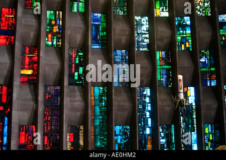 Le finestre di vetro macchiate all'interno di Coventry Cathedral progettato dall'artista John Piper COVENTRY Warwickshire, Regno Unito Foto Stock