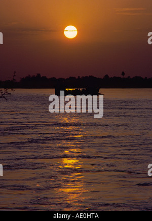 Traversata in traghetto e il Nilo Blu al tramonto Khartoum Sudan Africa Foto Stock